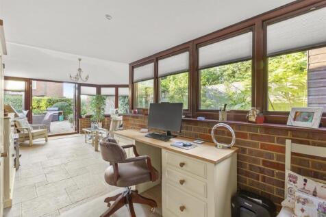 15 Pretoria Rd, HP13 6QW-8.jpg