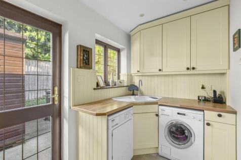 15 Pretoria Rd, HP13 6QW-24.jpg