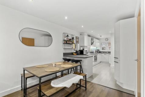 97 Chequers Ave, HP11 1GP-9.jpg