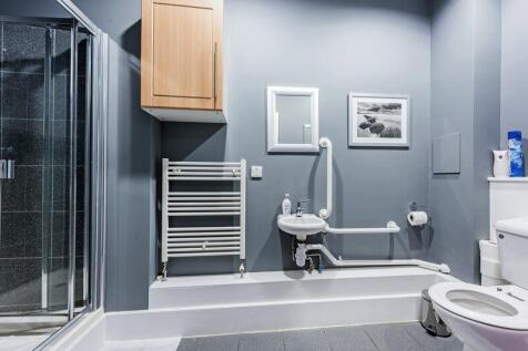 Toilet / Shower Room