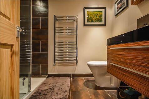 Bathroom (Main)