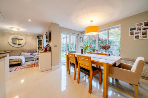 1376115-4-690b5fd...