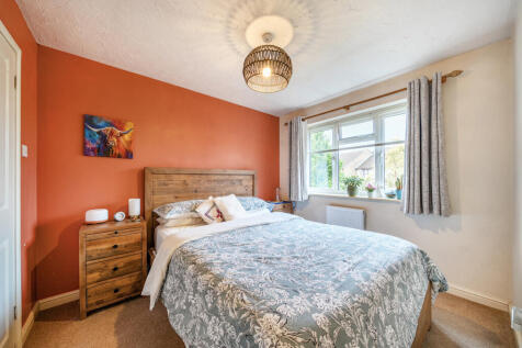 1376434-5-690b228...