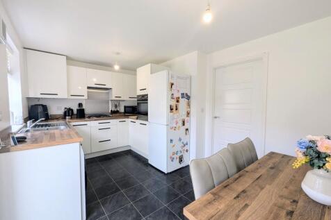 Kitchen / DIning