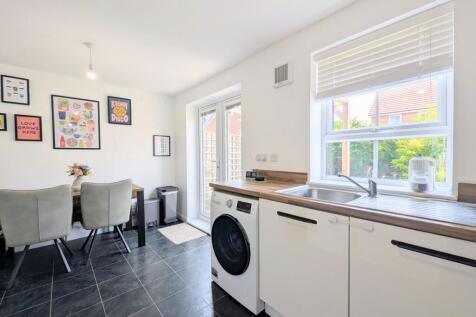 Kitchen / DIning