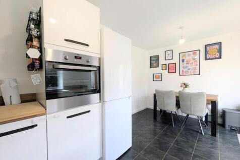 Kitchen / DIning