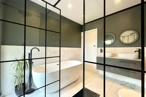 Family Bathroom Aspect 2
