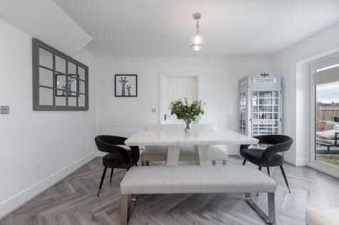 Kitchen/ Family Room