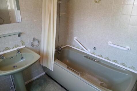 2 east avenue bathroom..jpg