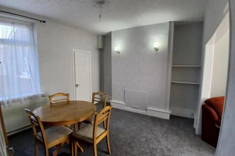 6 llwyn on street dining room.jpg