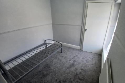 6 llwyn on street bedroom two.jpg