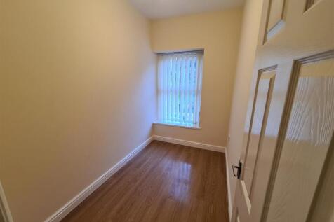 111 THOMAS ST - SMALL FRONT BEDROOM.jpg