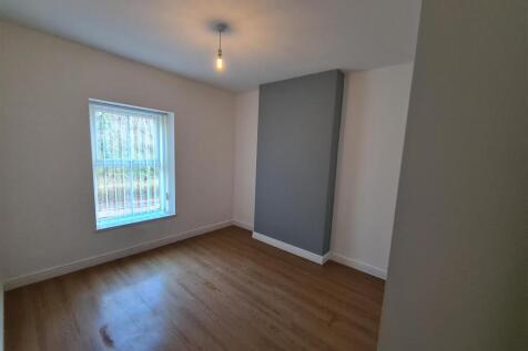 111 THOMAS ST - LARGE FRONT BEDROOM.jpg