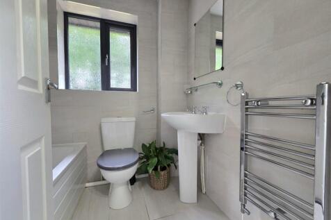 26 castel morgraig bathroom.jpg
