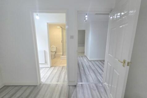 Bedroom 1 - ensuite - hallway.jpeg