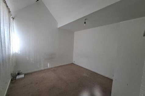 Ground floor bedroom.jpg