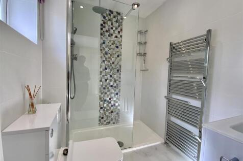 Bedroom 1 - En-suite