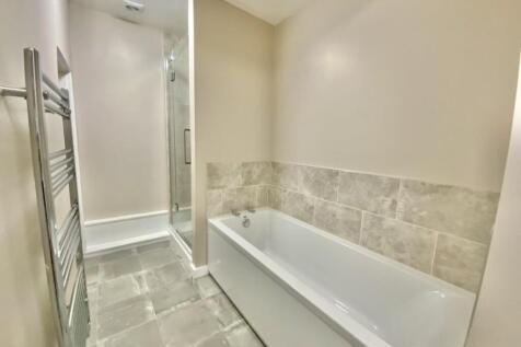 Bathroom (First Floor)
