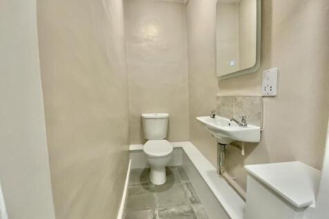 Bathroom (First Floor)