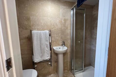 Bedroom 3 en-suite.jpg