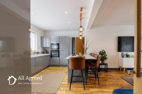 KITCHEN/LIVING ROOM