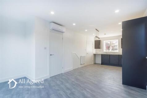 KITCHEN/LIVING ROOM