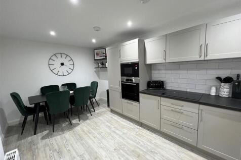 ASPEN - Harvard Pebble doors, Copper Slate worktop