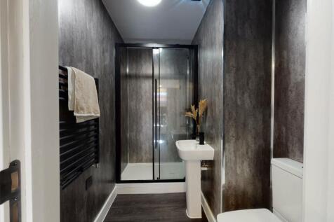Flat 1 Room E Bathro