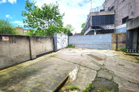 Loading bay to the rear 