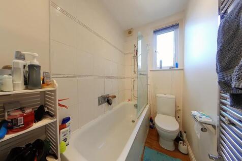 (Flat 3) Bathroom