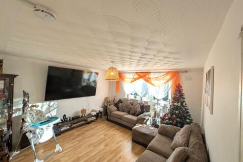 Lounge 4.2m x 3.9m