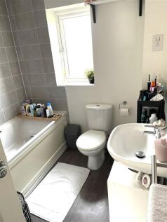 30 Kings grove Bathroom.jpg