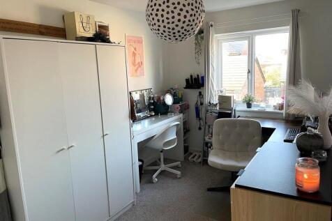 30 KIngs Grove Bedroom 2.jpg