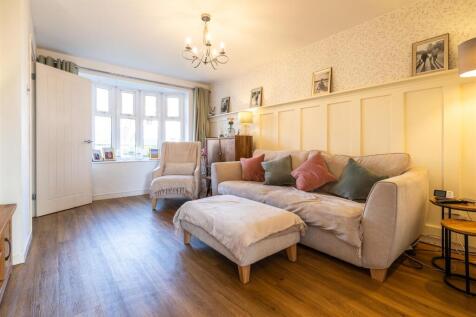 6HodgeCroft_LivingRoom.jpg