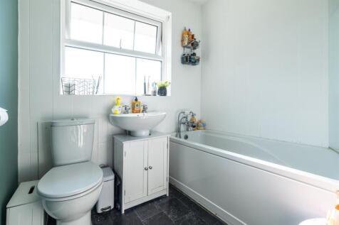 6HodgeCroft_Bathroom.jpg