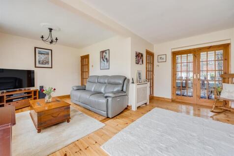 Living room 2 .jpg