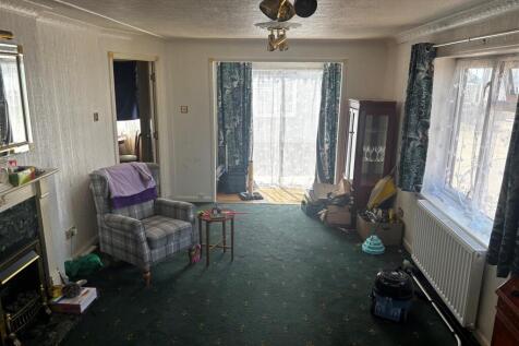 LIVING ROOM.jpg