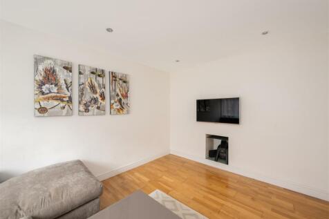 Dowdeswell Close Hi-4.jpg
