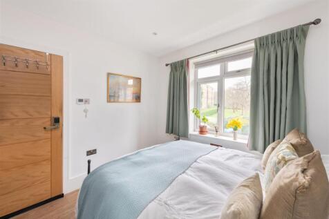 Stroud Crescent Hi-7.jpg