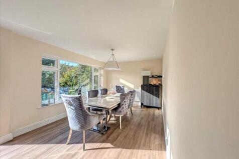 Lounge / Dining Area