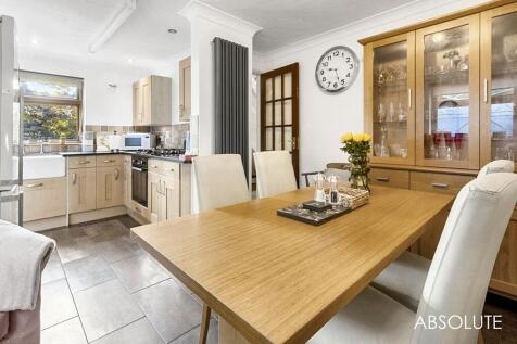 Dining room to kitchen
