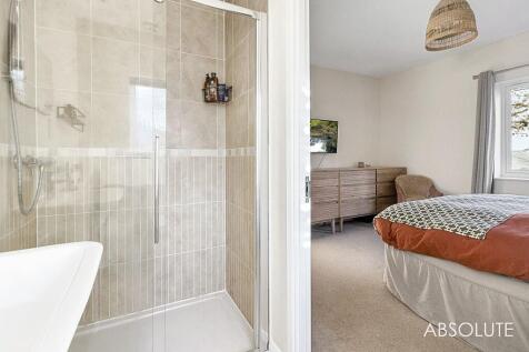 Main bedroom en suite