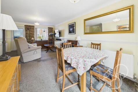 Living Room/Dining Area