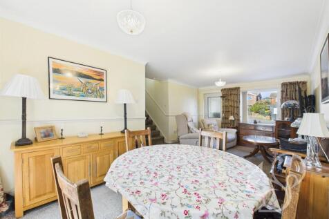 Living Room/Dining Area