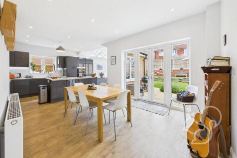 Kitchen/Dining Area
