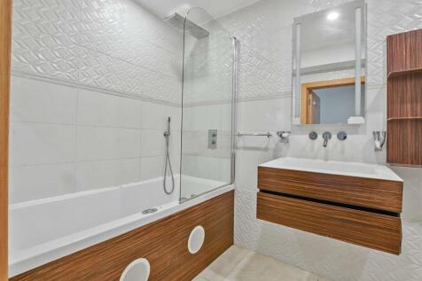 02-e263GCPMSC - 71 Park Lorne - Bathroom -Original