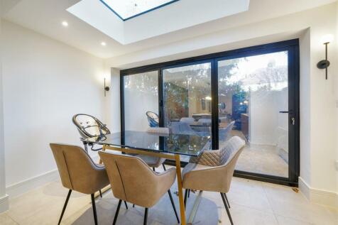 2 Sir Alexander Close - 0Pmsh3F81UaUo2biPuob.jpg