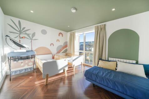 2 Sir Alexander Close - K43TtE2H4K9pchej1QXU.jpg