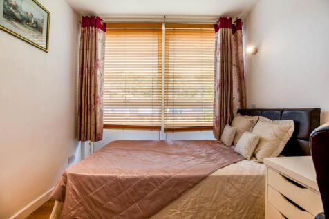 43 Albany bed 2.jpg