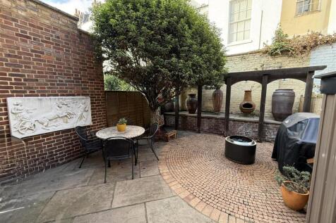 Patio 1.jpg